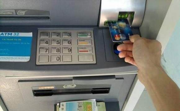 Kiểm tra STK ngân hàng tại cây ATM