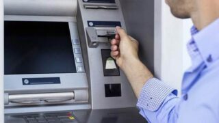 cách rút tiền bằng thẻ ATM ngân hàng