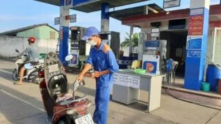 Giá xăng ngày 22/3: Xăng giảm hơn 600 đồng mỗi lít