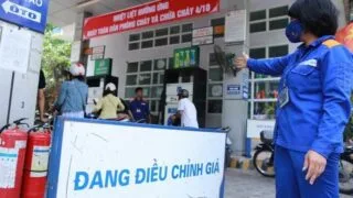 [Cập nhật] Xăng giảm mạnh sau 7 lần tăng giá