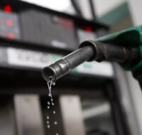 Giá xăng dầu ngày 17/2: Xăng dầu thế giới tiếp tục lao dốc