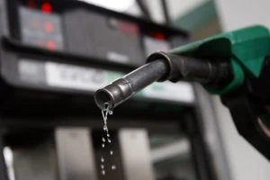 Giá xăng dầu ngày 17/2: Xăng dầu thế giới tiếp tục lao dốc