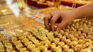 CHỢ GIÁ - Giá vàng ngày 8/4 tiếp tục tăng nhờ giá dầu thô, lợi suất trái phiếu Mỹ giảm mạnh và tình hình địa chính thế giới nóng lên. Giá vàng ngày 8/4 trong nước tăng trở lại khi giá vàng thế giới phục hồi. Giá vàng SJC lúc 9h được các doanh nghiệp niêm yết mua vào 68,25 triệu đồng/lượng, và 68,9 triệu đồng/lượng ở chiều bán ra, tăng 150.000 đồng mỗi lượng so với ngày hôm qua. Giá vàng trang sức, vàng nhẫn 24k các loại cũng giao dịch quanh mức 54,75 triệu đồng/lượng mua vào và 55,65 triệu đồng/lượng bán ra, tăng nhẹ 50 nghìn đồng/lượng so với ngày hôm qua. Bàng tóm tắt giá vàng thị trường trong nước:  [bang_gia loai="giavang_home"] Tham khảo giá vàng trên thị trường tự do tại đây: [bang_gia loai="tudo"] Trên thị trường quốc tế, giá vàng giao dịch ở mức 1.932 USD/ounce, duy trì ở mức cao so với đầu phiên sáng nay. Đêm qua giá vàng thế giới tăng hàng chục USD/ounce. Lúc 6h ngày 8/4, vàng được giao dịch ở mức 1.932 USD/ounce, tăng 7 USD/ounce so với cùng thời điểm ngày hôm trước. Giá vàng kỳ hạn tháng 6 cũng tăng 16/ounce lên mức 1,939 USD/ounce. Giới phân tích cho rằng giá vàng hôm nay tăng khi các kênh đầu tư khác không hấp dẫn nhà đầu tư, đặc biệt là giá dầu thô giảm mạnh xuống 93 USD/thùng, mức giá thấp nhất trong 3 tuần, lãi suất trái phiếu Mỹ suy yếu, chứng khoán trên thị trường quốc tế chìm trong sắc đỏ. Vì vậy dòng tiền chảy vào kim loại quý đã giúp đẩy giá vàng hôm nay tăng cao hơn. Mặt khác, tình hình địa chính trị toàn cầu trở nên căng thẳng khi Liên hợp quốc bỏ phiếu đình chỉ việc Nga tham dự Hội đồng Nhân quyền sau khi bị cáo buộc có hành vi quân sự trong cuộc xung đột với Ukraine. Việc bỏ phiếu chấm dứt thương mại bình thường với Nga khiến các nhà đầu tư đã suy đoán rằng cuộc khủng hoảng quân sự và chính trị ở Ukraine vẫn còn kéo dài. Do giá thị trường thế giới giằng co trong vùng 1.920 USD/ounce nên nhiều người đã tăng sức mua đối với vàng. Tuy nhiên, giới kinh doanh cảnh báo giá vàng có thể bất ngờ đảo chiều, do các quỹ tương hỗ vàng quốc tế có thể bán ra kiếm lời bất cứ lúc nào sau khi mua 187 tấn vàng vào tháng 3/2022.