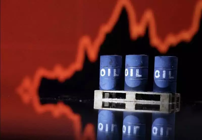 Giá xăng dầu ngày 28/10: Dầu thô liên tục trượt giá