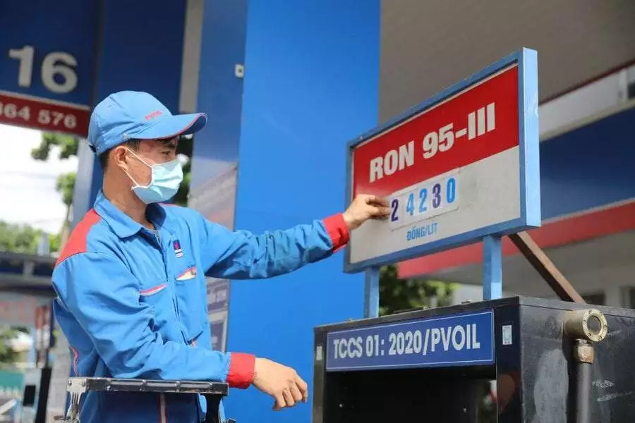 Giá xăng dầu ngày 1/11: Giá xăng tiếp tục tăng hơn 400 đồng/lít