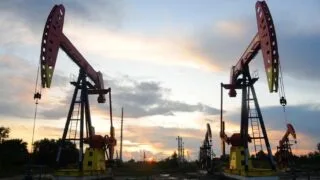 Giá xăng dầu ngày 30/11: Bất ngờ tăng 4 USD/thùng