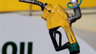 Giá xăng dầu ngày 23/12: Giá dầu thô quay đầu giảm