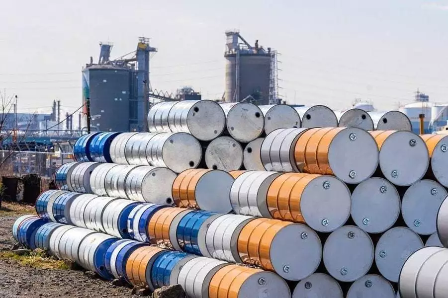 Giá dầu thô thế giới giảm 3% khi kỳ hạn hợp đồng đến gần