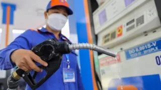 Giá xăng dầu ngày 21/12: Giá xăng tiếp tục giảm mạnh 500 đồng/lít