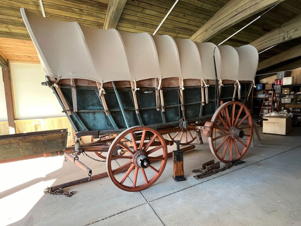 Một toa xe Conestoga nguyên bản từ thế kỷ 19 tại Hiệp hội lịch sử khu vực Conestoga ở Conestoga, Pennsylvania vào năm 2024.