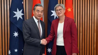 Ngoại trưởng Trung Quốc Vương Nghị gặp Ngoại trưởng Úc Penny Wong tại Tòa nhà Quốc hội ở Canberra hôm thứ Tư
