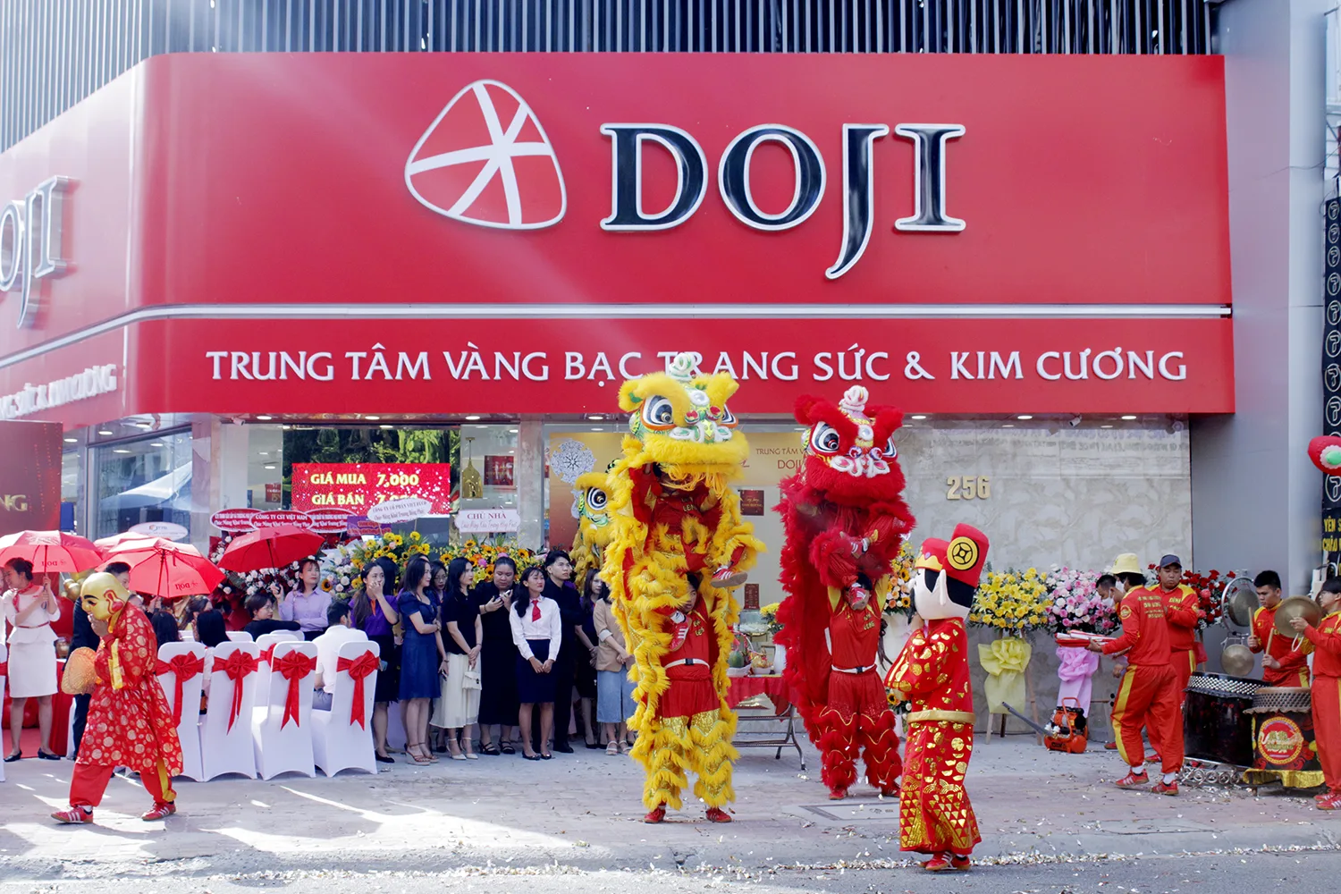 chuoi tiem vang doji ca mau