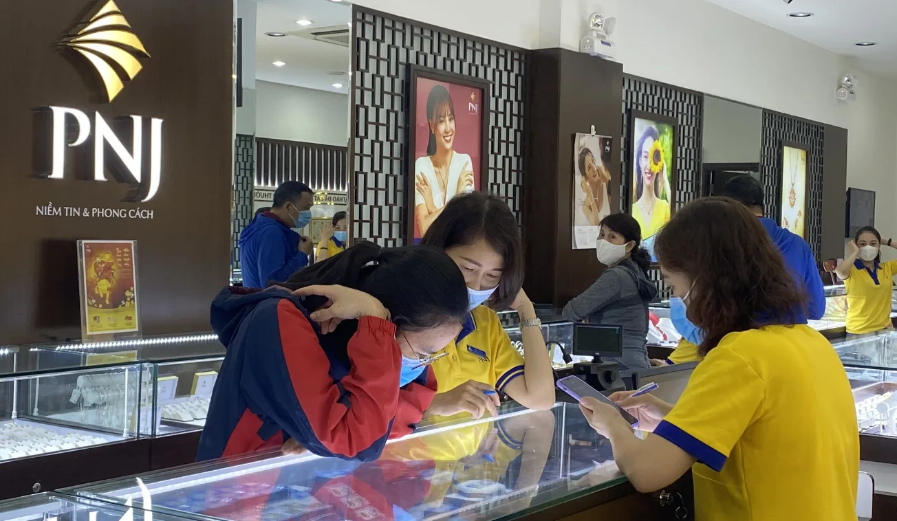 PNJ có được hưởng lợi trong đợt giá vàng tăng sốc vừa qua? 1 doanh thu cua pnj