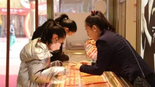 con sot vang bao trum chau a