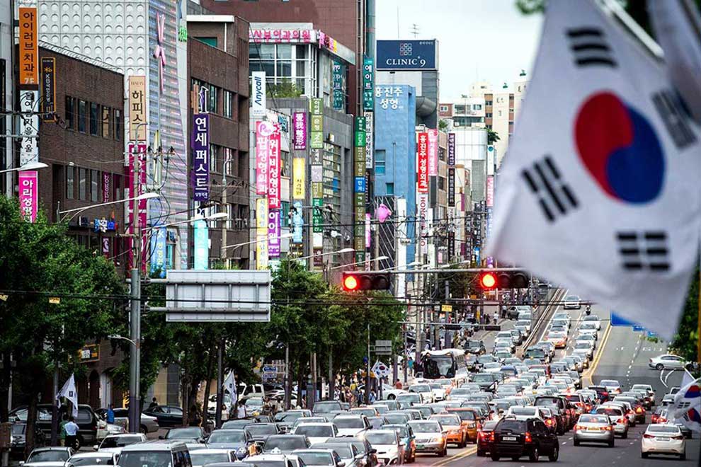 after experiencing a one per cent contraction last year south koreas economy grew by 1 6 per cent in the first quarter from the previous quarter bouncing back to pre pandemic levels afp