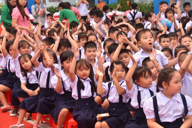 Miễn học phí cho học sinh: Các gia đình tiết kiệm được bao nhiêu? 5 mien giam hoc phi tu mam non den thpt