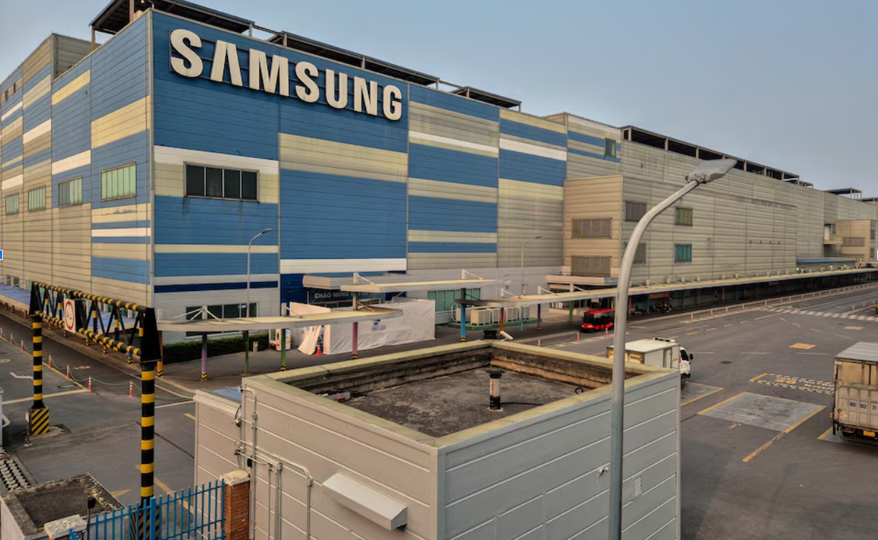 Samsung và Việt Nam sẽ mất gì trong cuộc chiến thuế quan của Trump? 2 sam sung viet nam