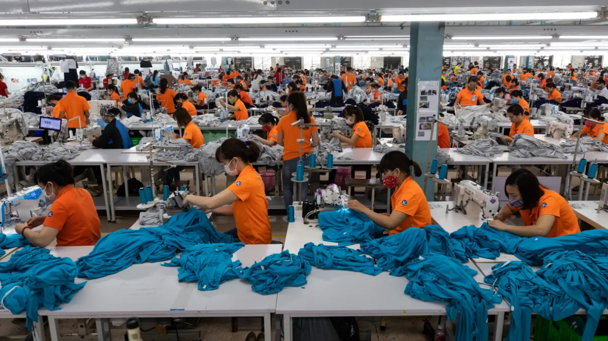 Thuế quan mới của Trump gây ảnh hưởng đến giá cả nhiều mặt hàng 2 san xuat may mac