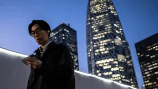 nguoi nhat nghien dien thoai