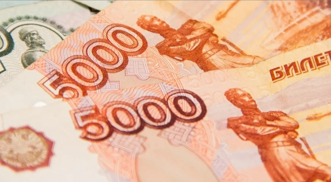 Tại sao đồng rúp Nga lại tăng vượt trội và điều đó có ý nghĩa gì? 1 rup nga tang vuot troi