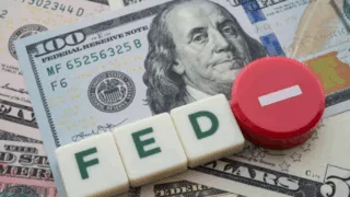 fed ha lai suat lan dau trong nam 2025