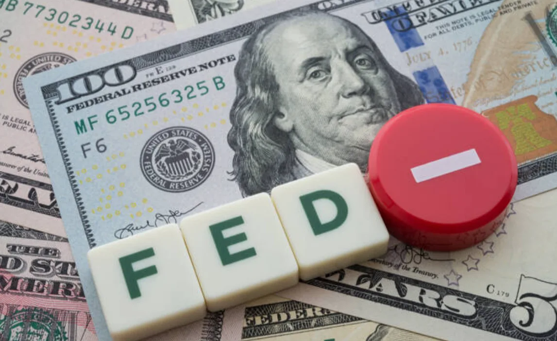 Tại sao thị trường biến động "bất thường" khi FED hạ lãi suất? 1 fed ha lai suat lan dau trong nam 2025