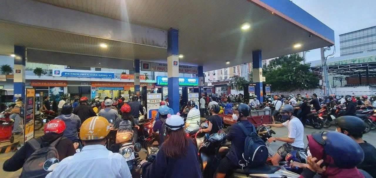 Các cây xăng tại Úc, Anh "tắc nghẽn" do người dân lo sợ giá tăng 5 nguoi dan xep hang do