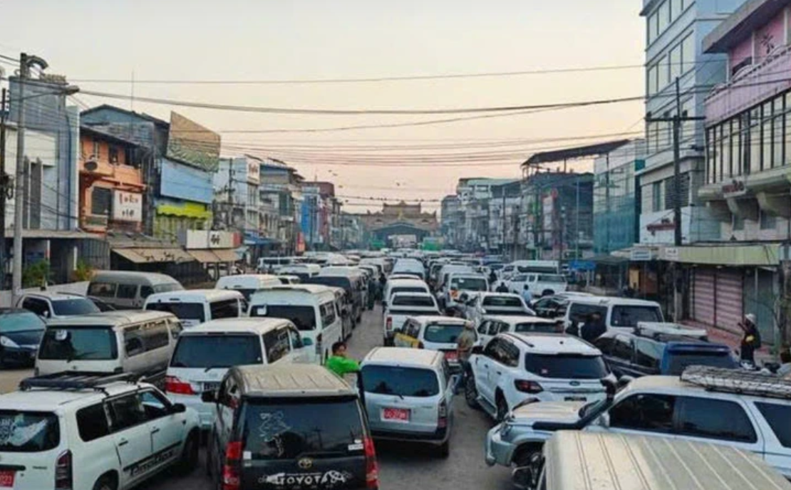 Các cây xăng tại Úc, Anh "tắc nghẽn" do người dân lo sợ giá tăng 8 un tac giao thong tai thai lan